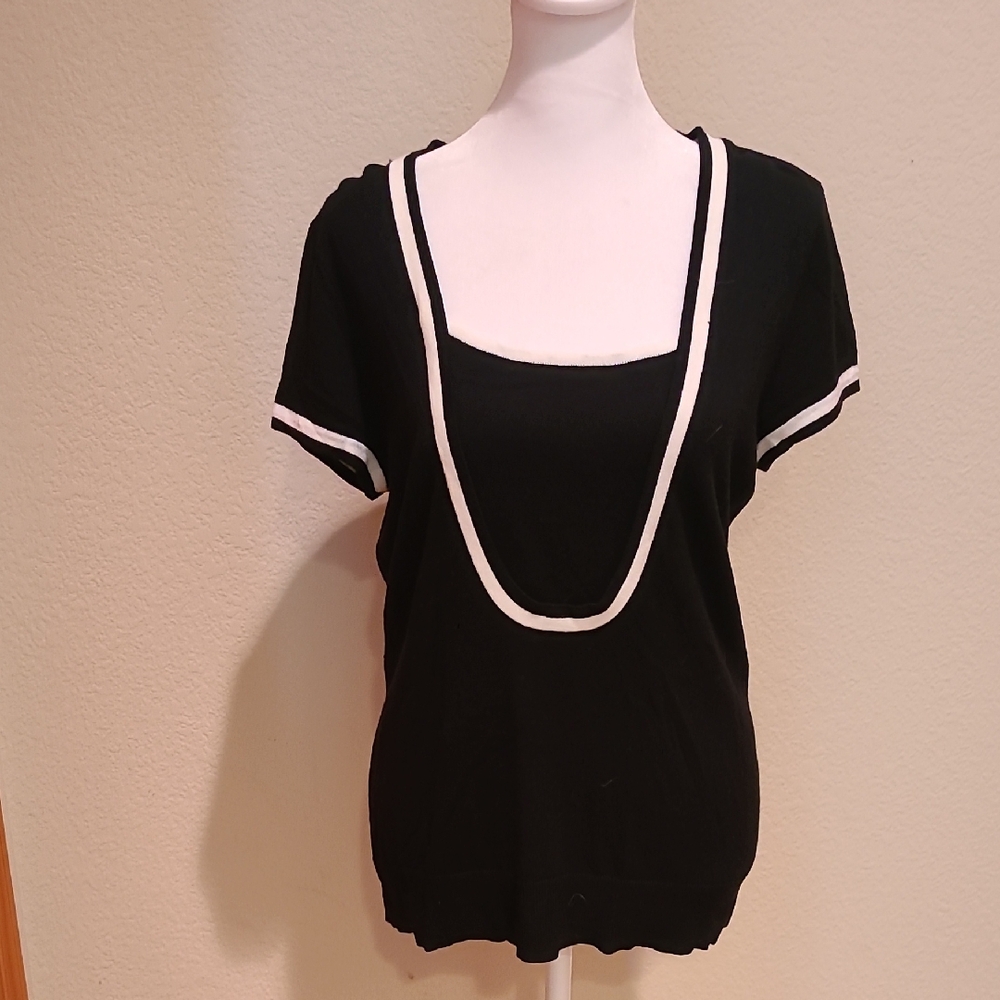 Saks Fifth Avenue Top Size L (fits Like A M). SEE MEASUREMENTS.
